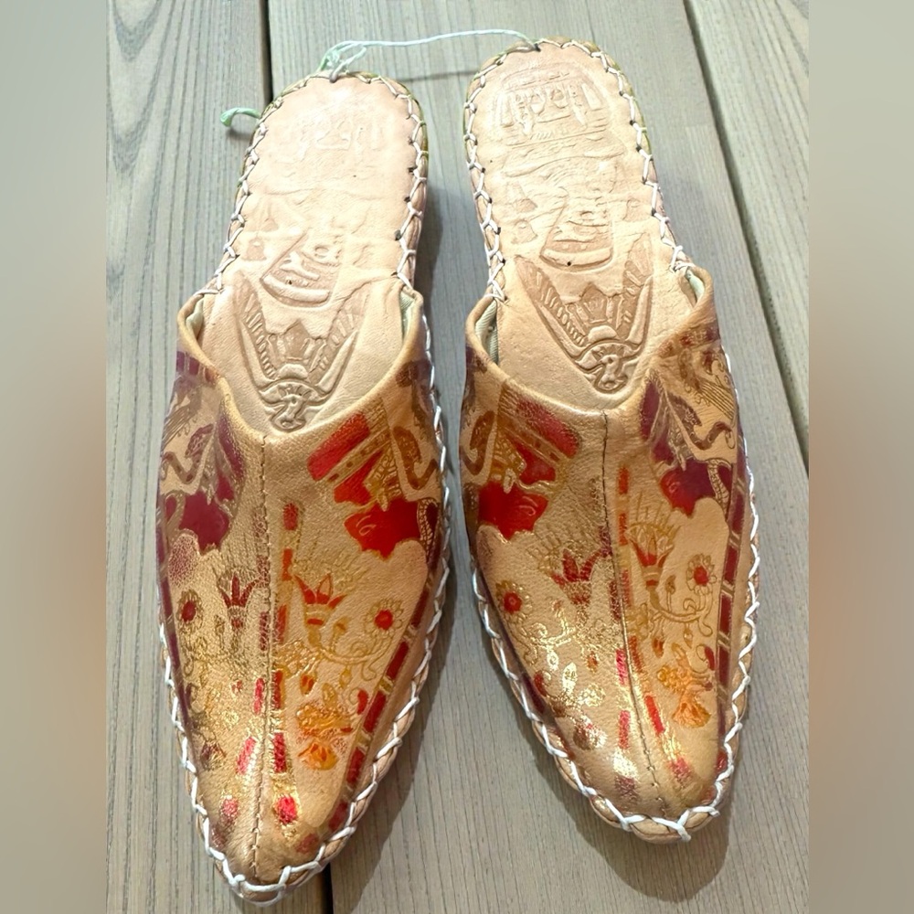 Pharaonic Egyptian Handmade Leather Slippers. Tooled Metallic Nefertiti Design - Picture 2 of 14